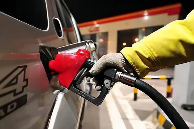 新一轮油价调整时间是几号 2022年5月31日汽油价格上调还是下调