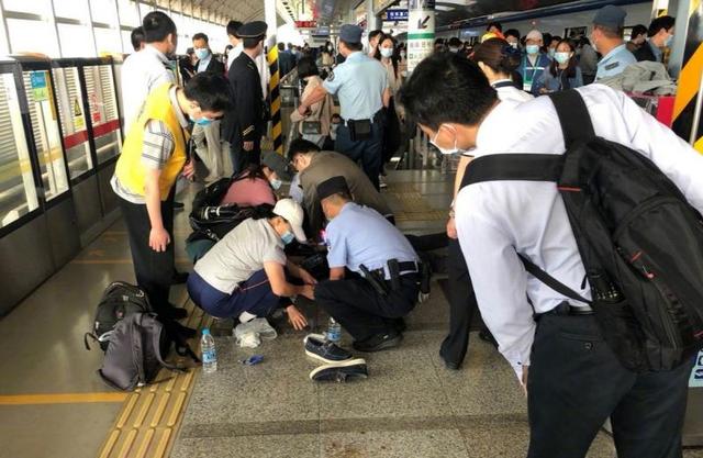 北京一男子地铁站内突然晕倒 抢救无效不幸离世